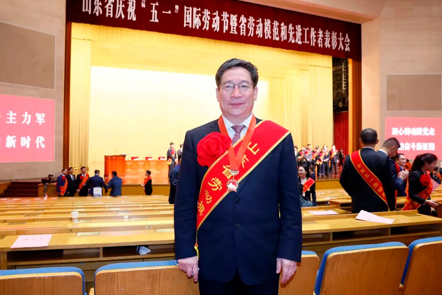 喜報(bào)！李永勝董事長(zhǎng)被授予“山東省勞動(dòng)模范”稱號(hào) 受省委、省政府表彰 (5)