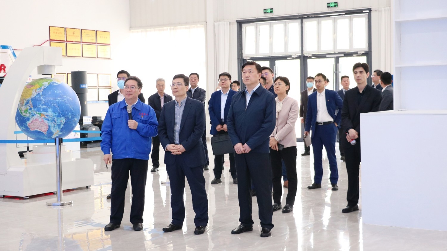 海爾集團(tuán)黨委書記、董事局主席、首席執(zhí)行官周云杰蒞臨天瑞重工考察